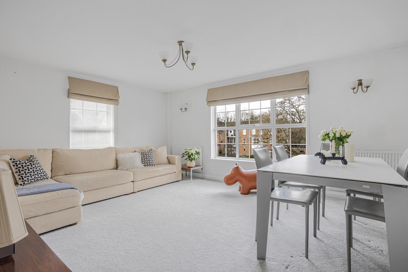 3 bed property in Phyllis Court Drive, Henley-On-Thames